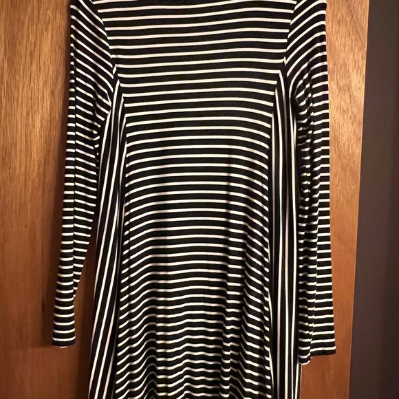 Black and White Long Sleeve Flowy Dress Size Small - Picture 3 of 3